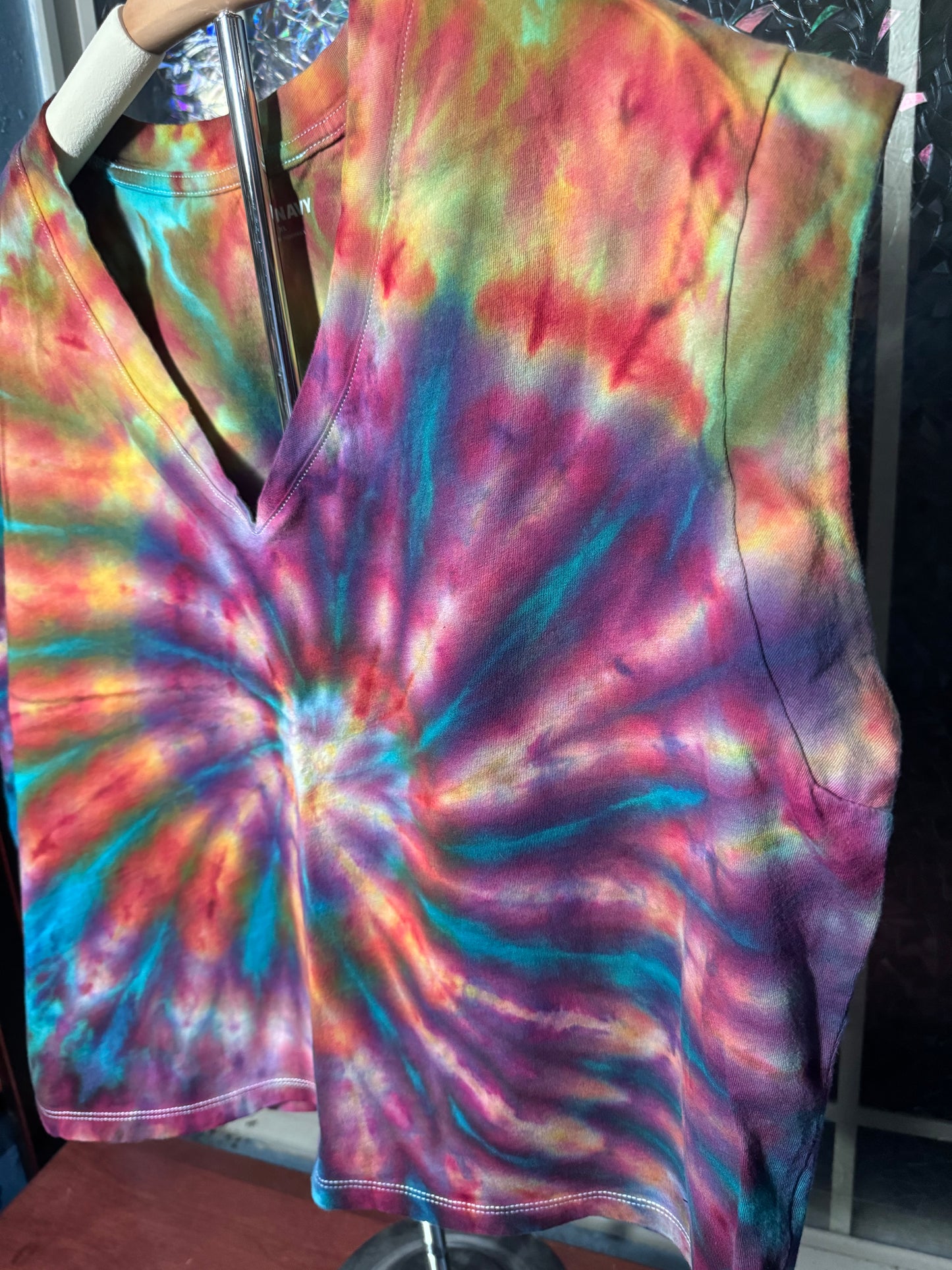 Spiral Sleeveless Cropped V-neck